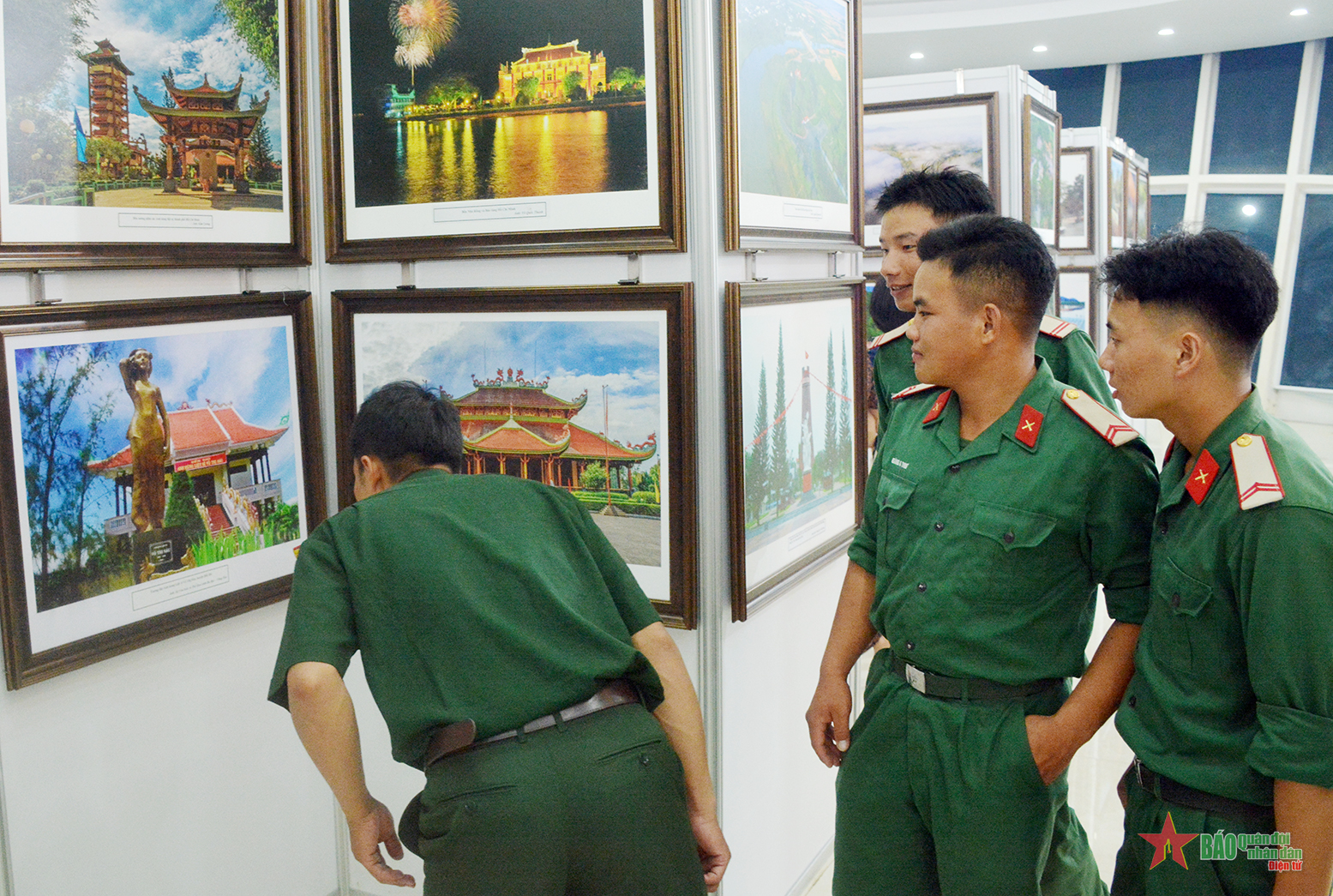 Khai mạc triển lãm “Du lịch qua các miền di sản và danh thắng Việt Nam”